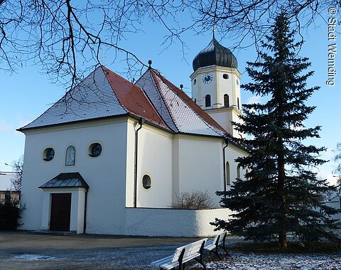 Katholische Filialkirche St. Alba mit Schneedach