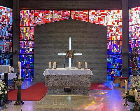 Altar, Tabernakel und Buntglasfenster der kath. Kirche St. Theresia in Möttingen