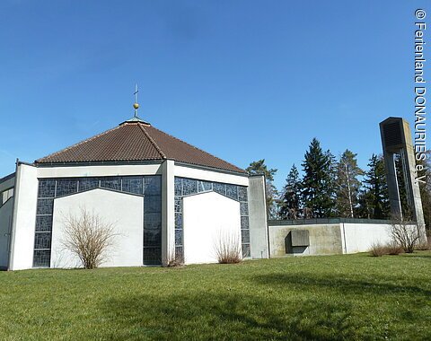 Blick auf die moderne aus Beton achteckig gebaute Filialkirche mit vorgelagerten Glockenturm