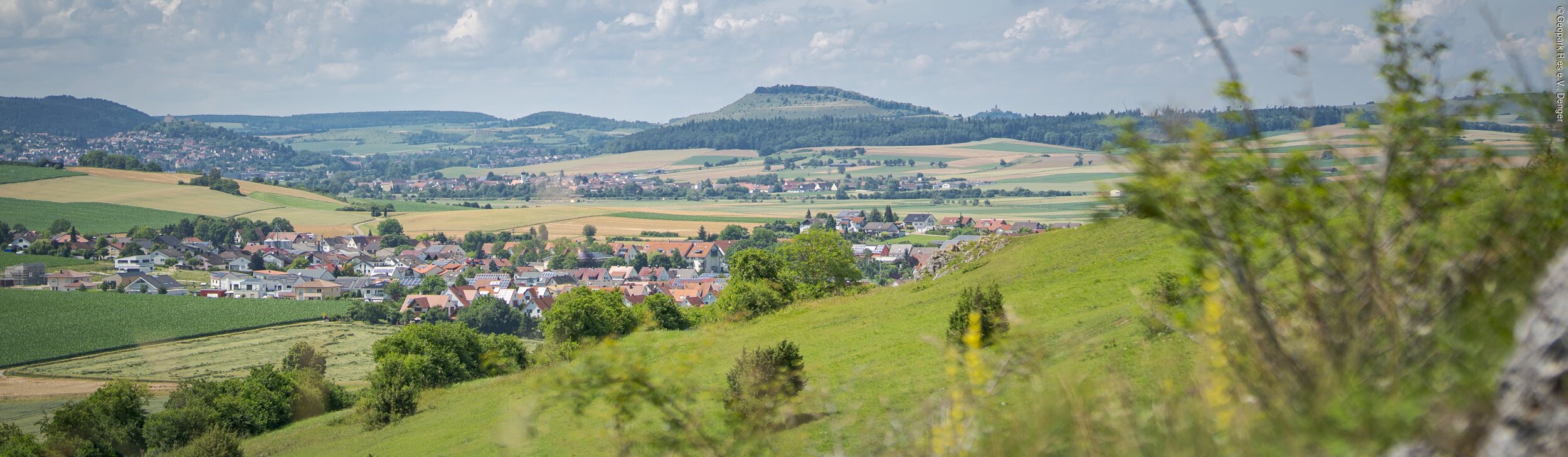Blick von den Ofnethöhlen auf den Ipf