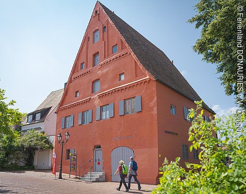 Das Heimatmuseum, das in einem alten roten Haus unterbracht ist