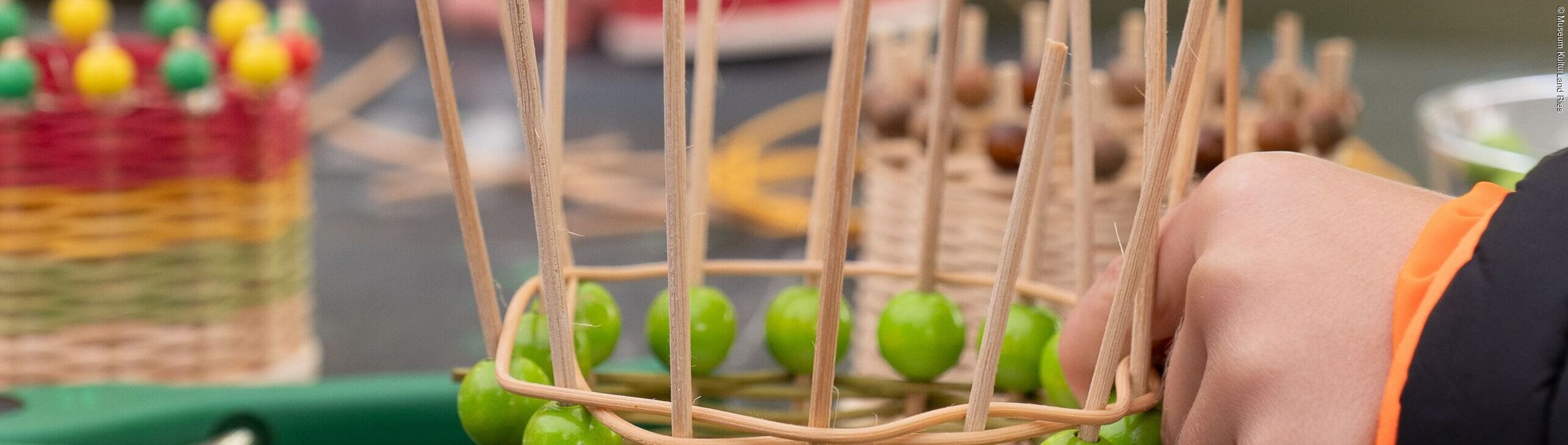 Ein Körbchen wird geflochten.