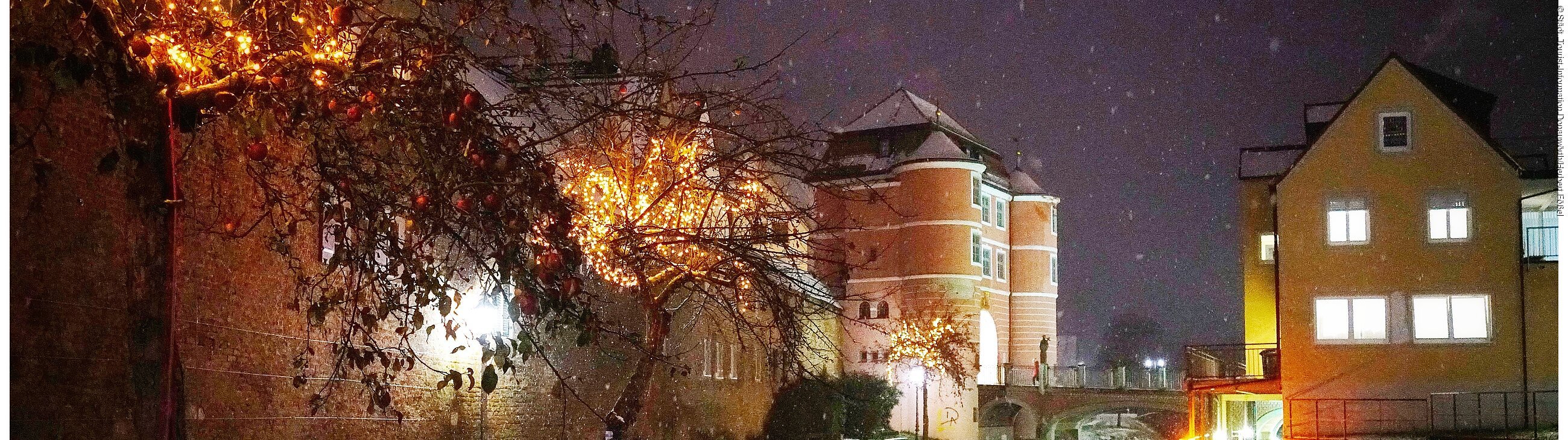 Donauwörth - Rieder Tor mit Stadtmauer an der kleinen Wörnitz im Winter