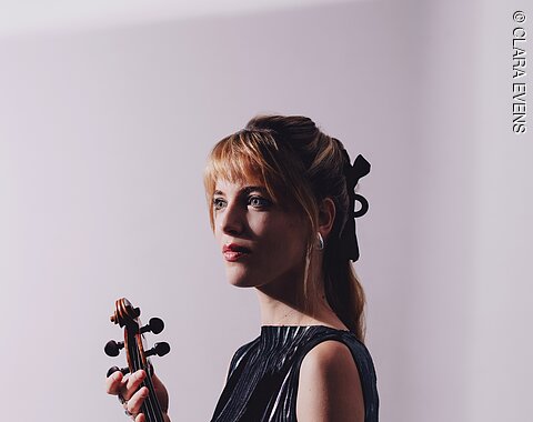 Violaine Despeyroux Die Musikerin Violaine Despeyroux mit ihrer Bratsche.