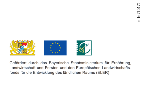 Förderlogo StMELF Förderlogo StMELF mit dem Wappen von Bayern, der Flagge der Europäischen Union und dem Logo des Leader-Programms. Darunter der Text in schwarz auf weißem Hintergrund "Gefördert durch das Bayerische Staatsministerium für Ernährung, Landwirtschaft und Forsten und den Europäischen Landwirtschaftsfonds für die Entwicklung des ländlichen Raums." (ELER)