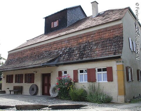 Außenansicht des Klostermühlenmuseums in Thierhaupten Blick auf das alte Gebäude des Klostermühlenmuseums in Thierhaupten