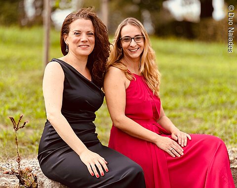 Die beiden Musiker Martina Silvester und Feodora Johanna Mandel in Abendkleidern