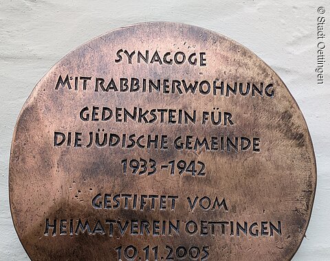 Bronzene Gedenktafel für Synagoge und jüdische Gemeinde von 1933 bis 1942, gestiftet 2005 in Oettingen