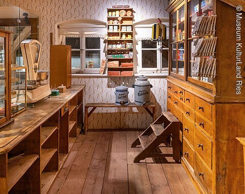 Blick in einen alten Verkaufsladen, der im Museum ausgestellt ist.