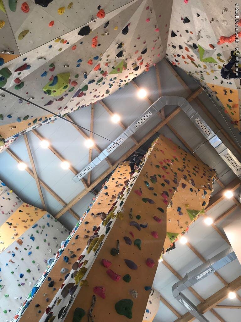 Blick auf die Kletterwände und die Halterungen in der Kletterhalle.
