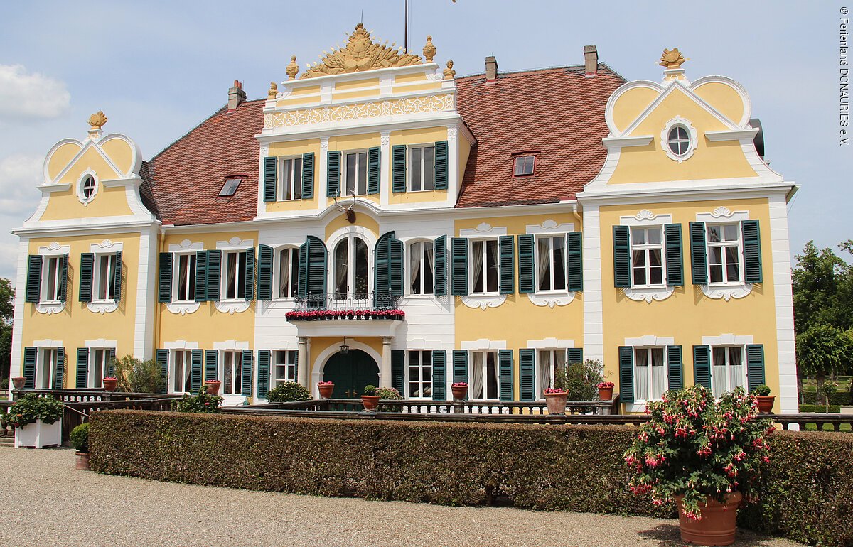 Frontalansicht Schloss Hohenaltheim Blick auf das Schloss Hohenaltheim mit seinen grünen Fensterläden