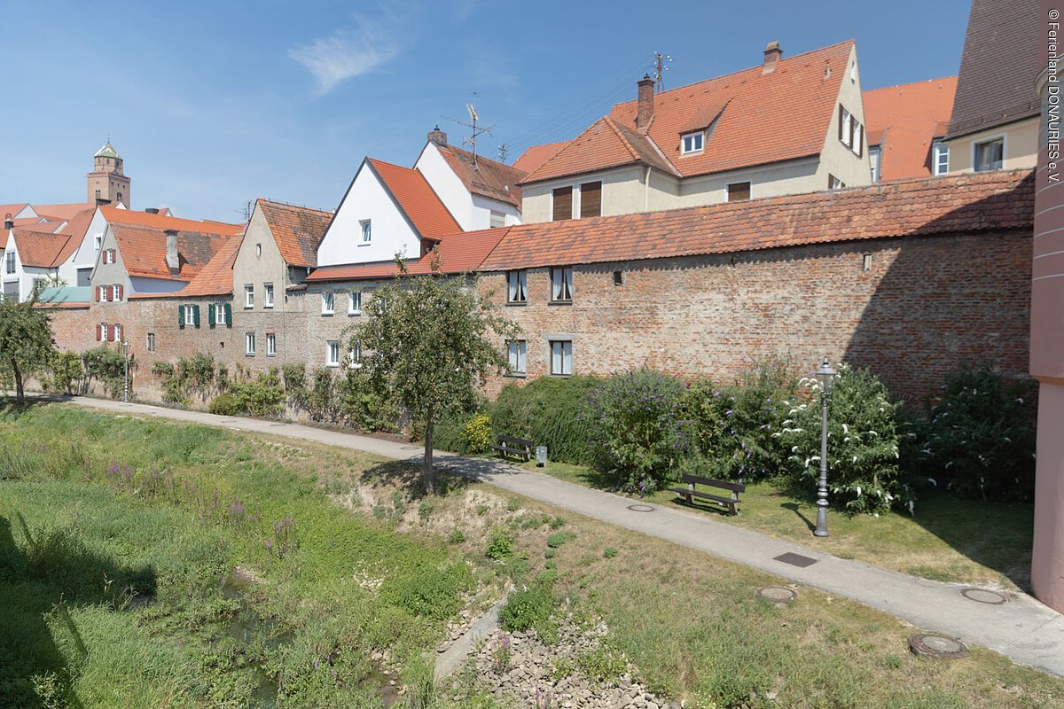 Blick auf die Stadtmauer von Donauwörth