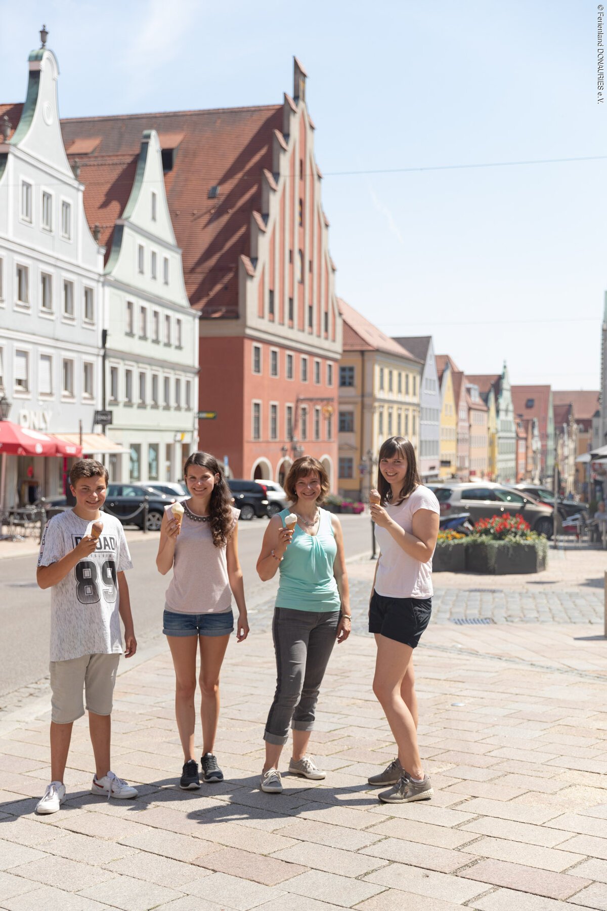 Menschen genießen in der Reichsstraße stehend, leckeres Eis.