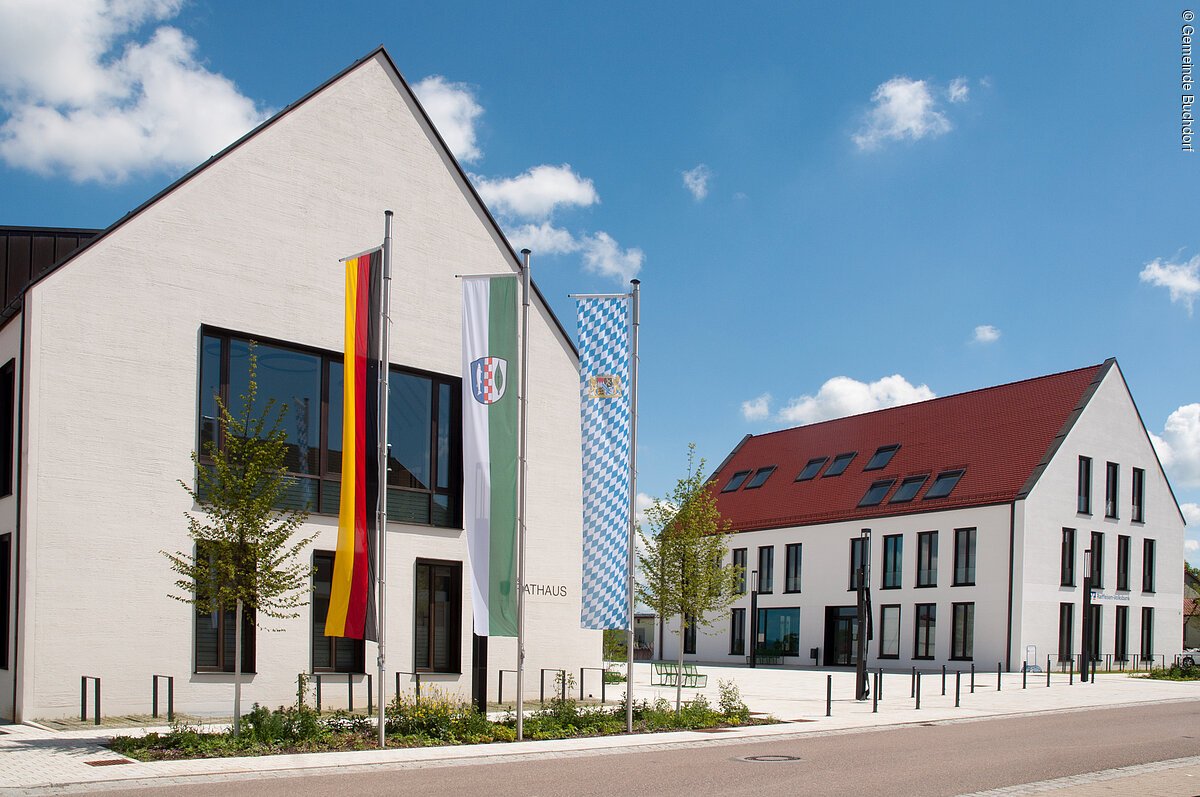 Neues Rathaus Buchdorf ein modernes Gebäude in der Mitte Buchdorfs, das neue Rathaus
