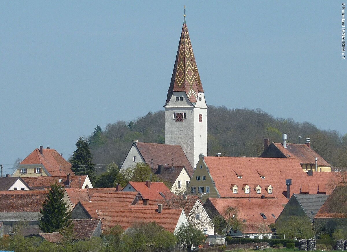 Blick auf Alerheim mit der im Ort liegenden Pfarrkirche St. Stephanus
