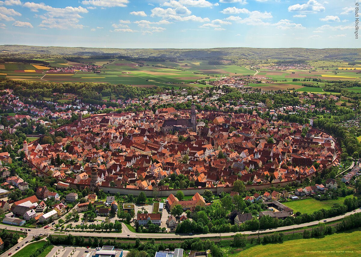 Altstadt Nördlingens mit seiner typischen runden Silhouette