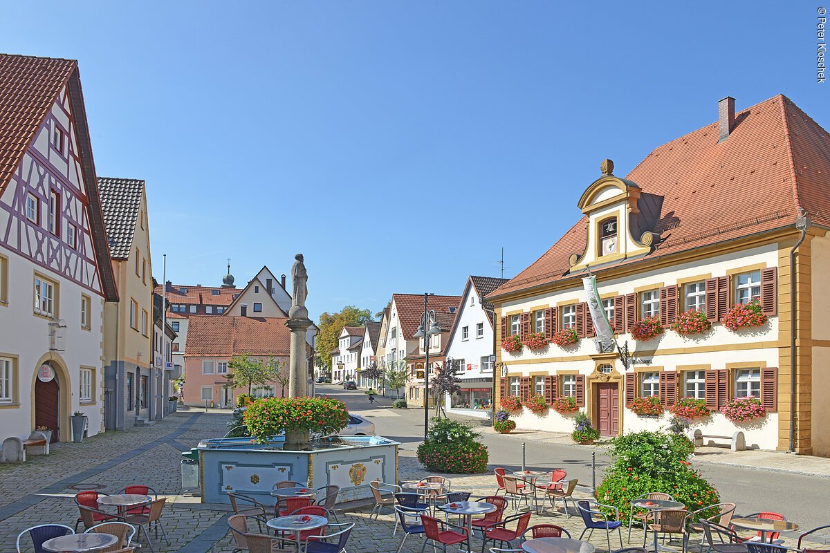 Blick auf den Marktplatz von Lauchheim mit dem Rathaus