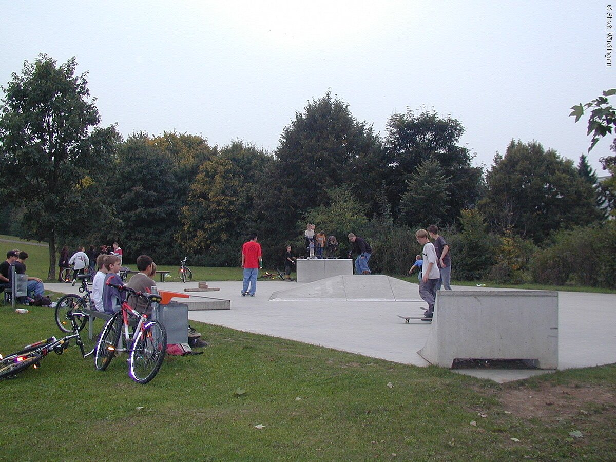Skatende Jugendliche auf dem Skateplatz im Rieser Sportpark.