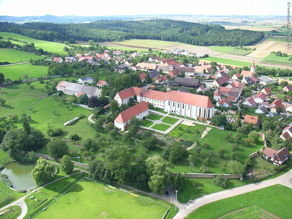 Klostergarten Kirchheim am Ries Luftbild auf das die ehemalige Klosteranlage Kirchheim am Ries mit dazugehörigem Klostergarten