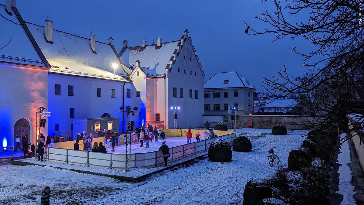 Blick auf die Eisbahn im Schlossgarten Blick auf die beleuchtete Eisbahn im Schlossgarten. Links im Hintergrund sieht man das Schlossgebäude.