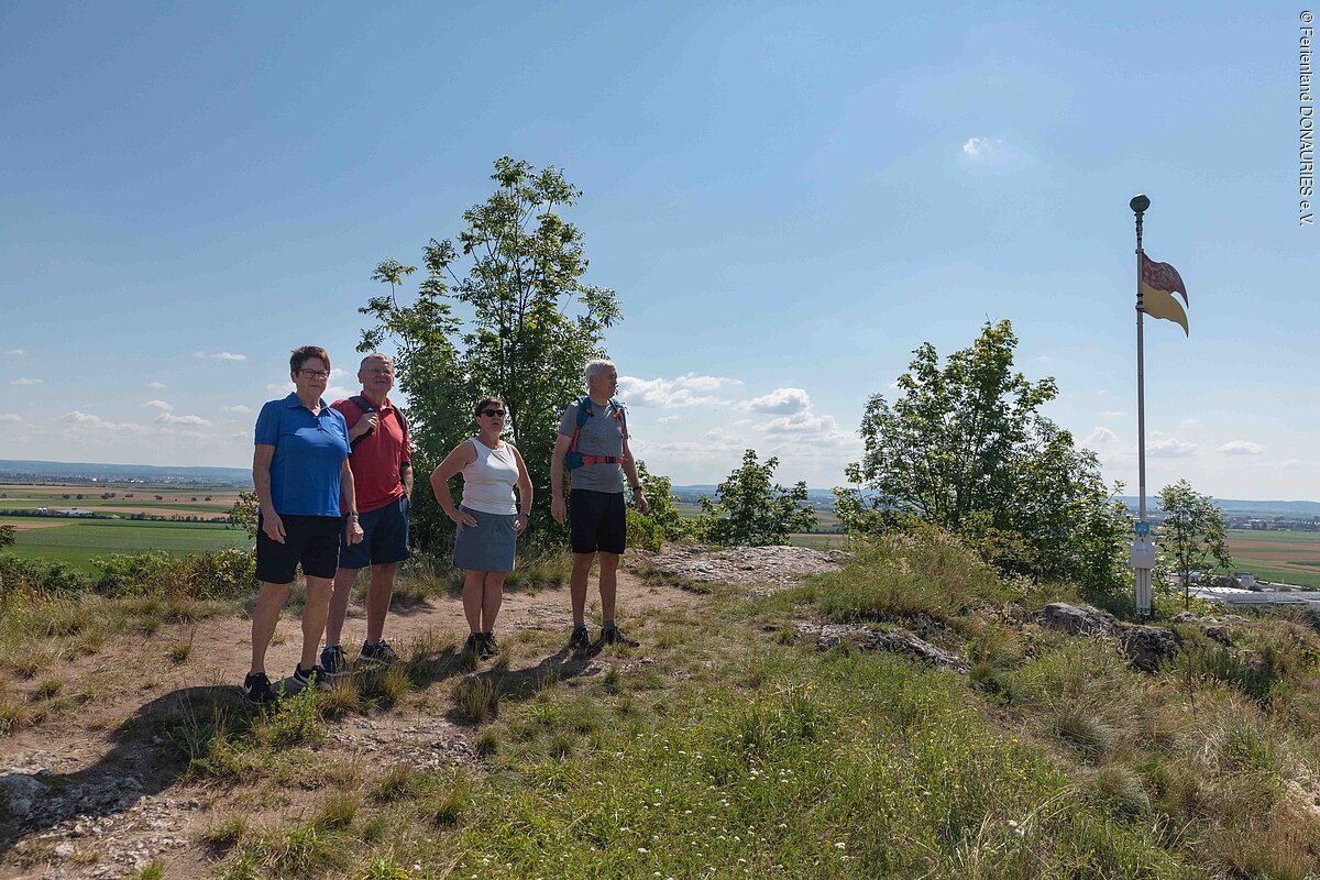 Eine Gruppe von Wanderern genießt die Aussicht Eine Gruppe von Wanderern genießt die Aussicht