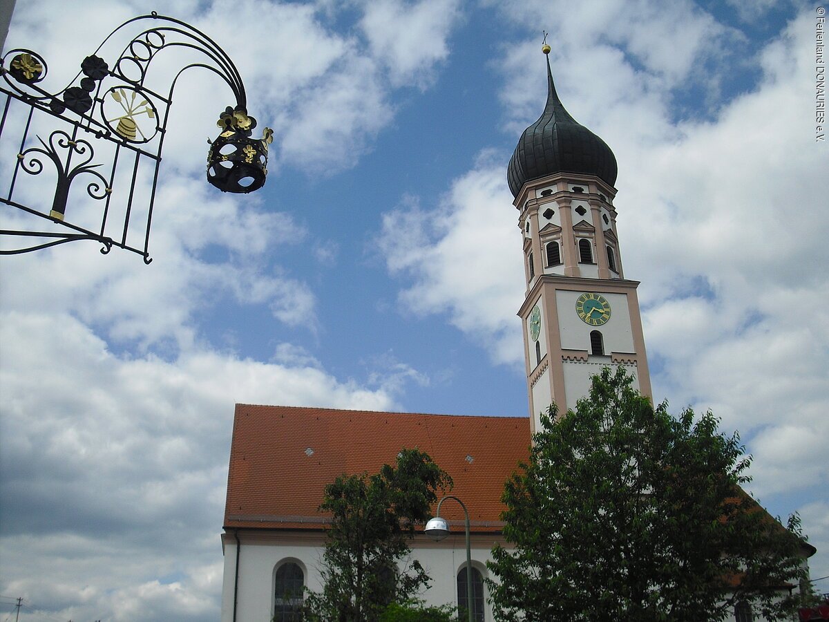 Außenansicht Pfarrkirche st. Martin, Mertingen Blick auf die Pfarrkirche St. Martin, etwas verdeckt durch Bäume.