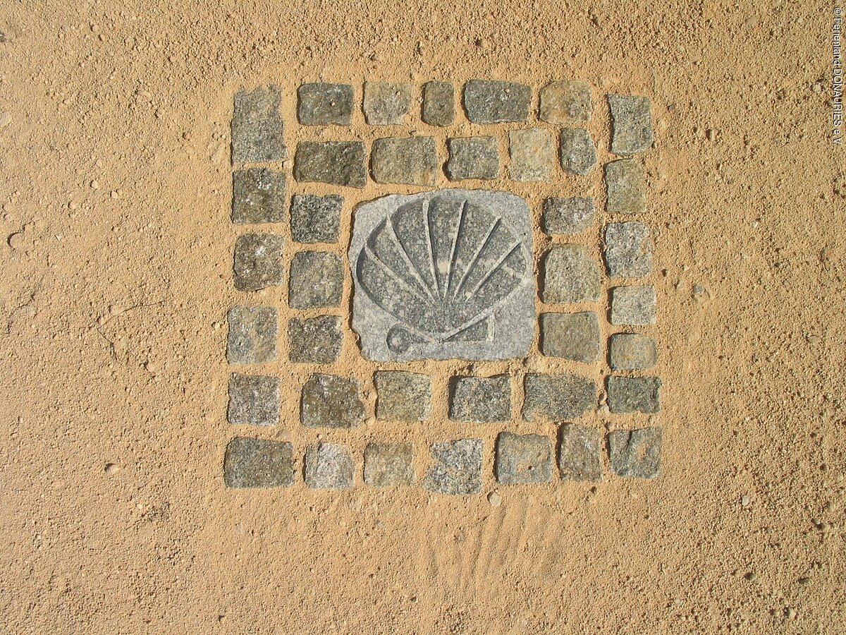 Jakobsmuschel Im Boden eingelassenes, steinernes Symbol der Jakobsmuschel.