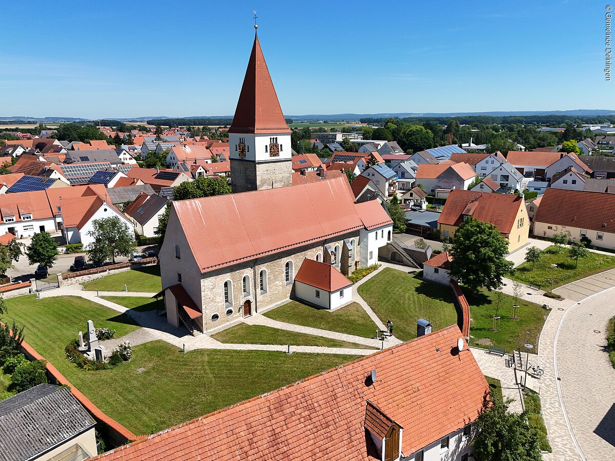 Blick von oben auf die St. Martinskirche in Deiningen.