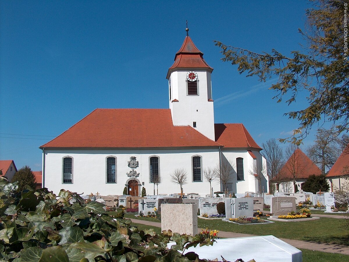 Blick auf die St. Georgs Kirche mit dem Friedhof