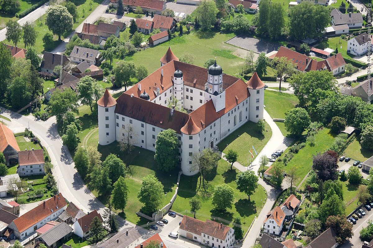 Luftbild von Schloss Höchstädt, dass leicht erhöht im Ort liegt.