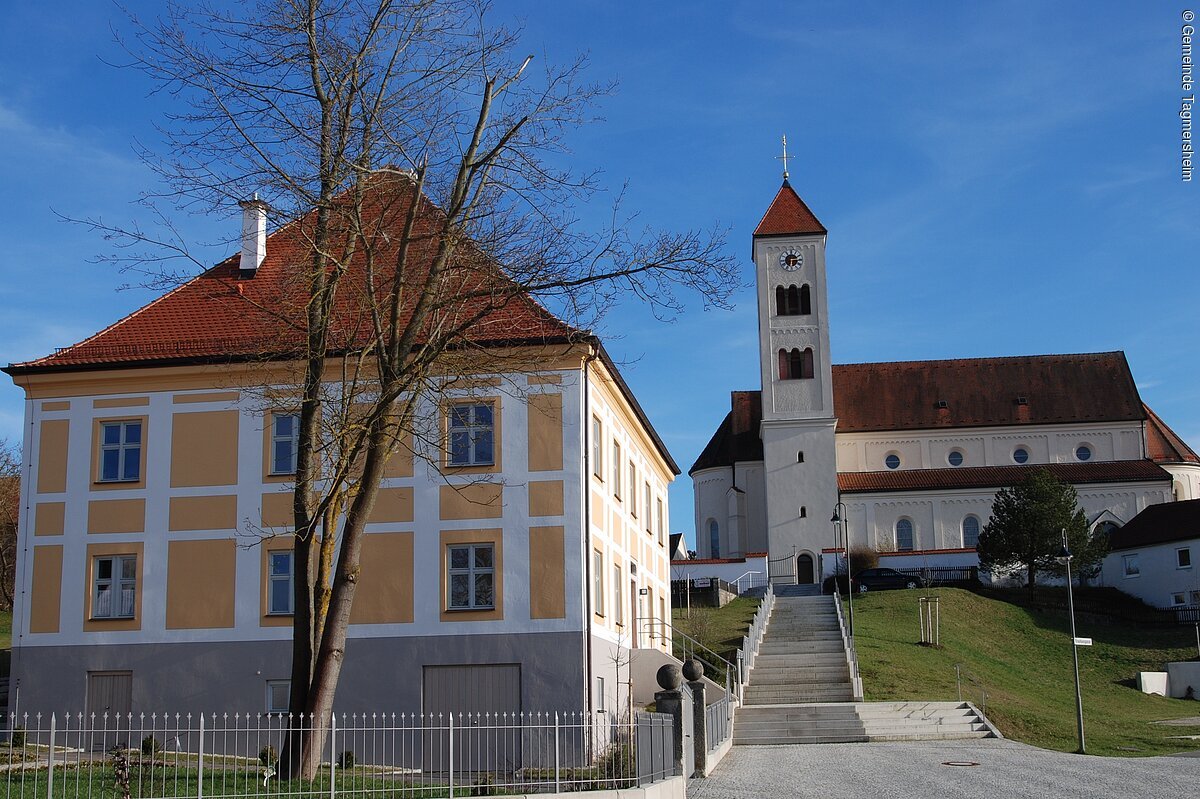 Gemeindehaus und Kirche St. Jakob in Tagmersheim Rechts im Bild sieht man die Kirche St. Jakob. Links im Bild das Gemeindehaus.