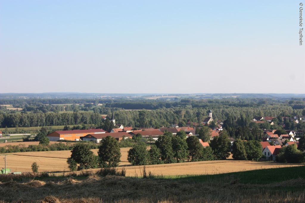 Blick auf das Dorf Blick auf ein Dorf mit Kirchen.