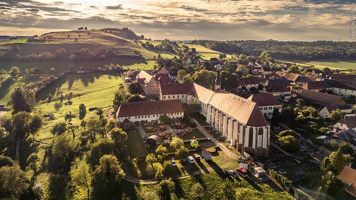 Blick auf das Kloster samt Klostergarten Kirchheim am Ries während der Kultur-Tour 2023