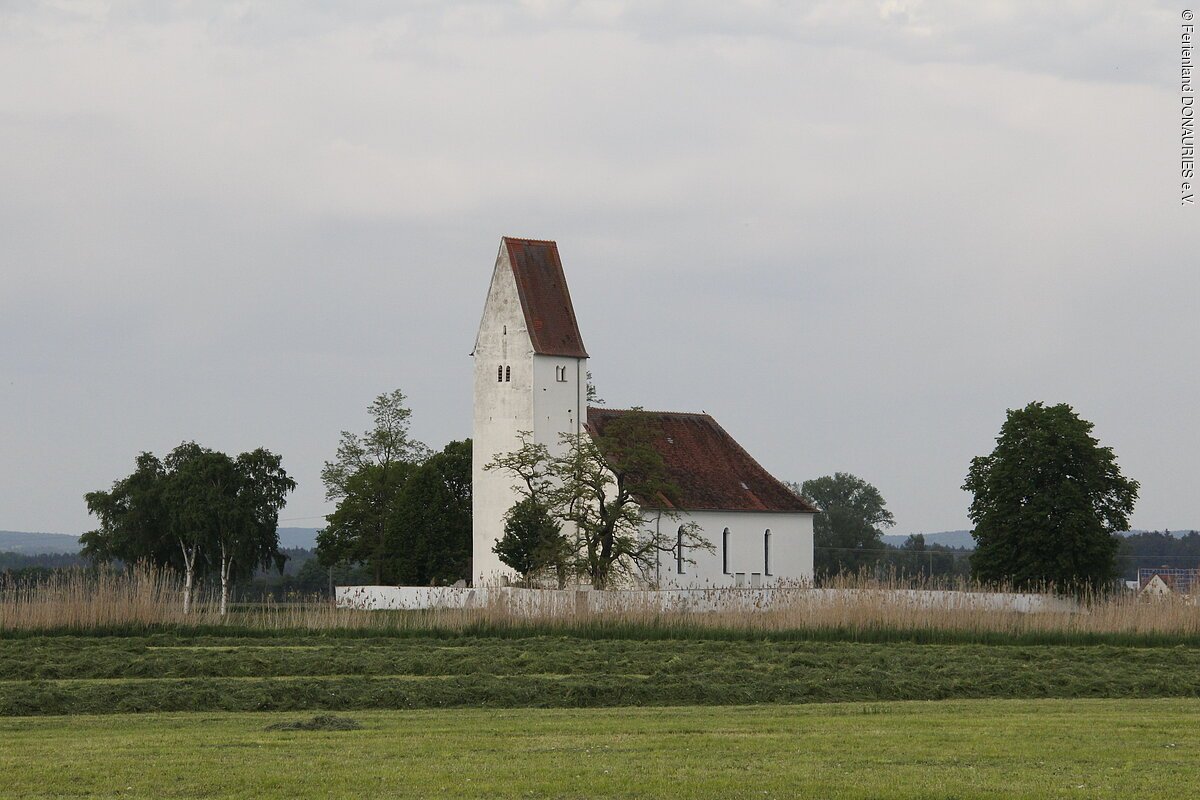 Blick auf die frei, in idyllischer Natur liegenden Kirche St. Peter und Paul.