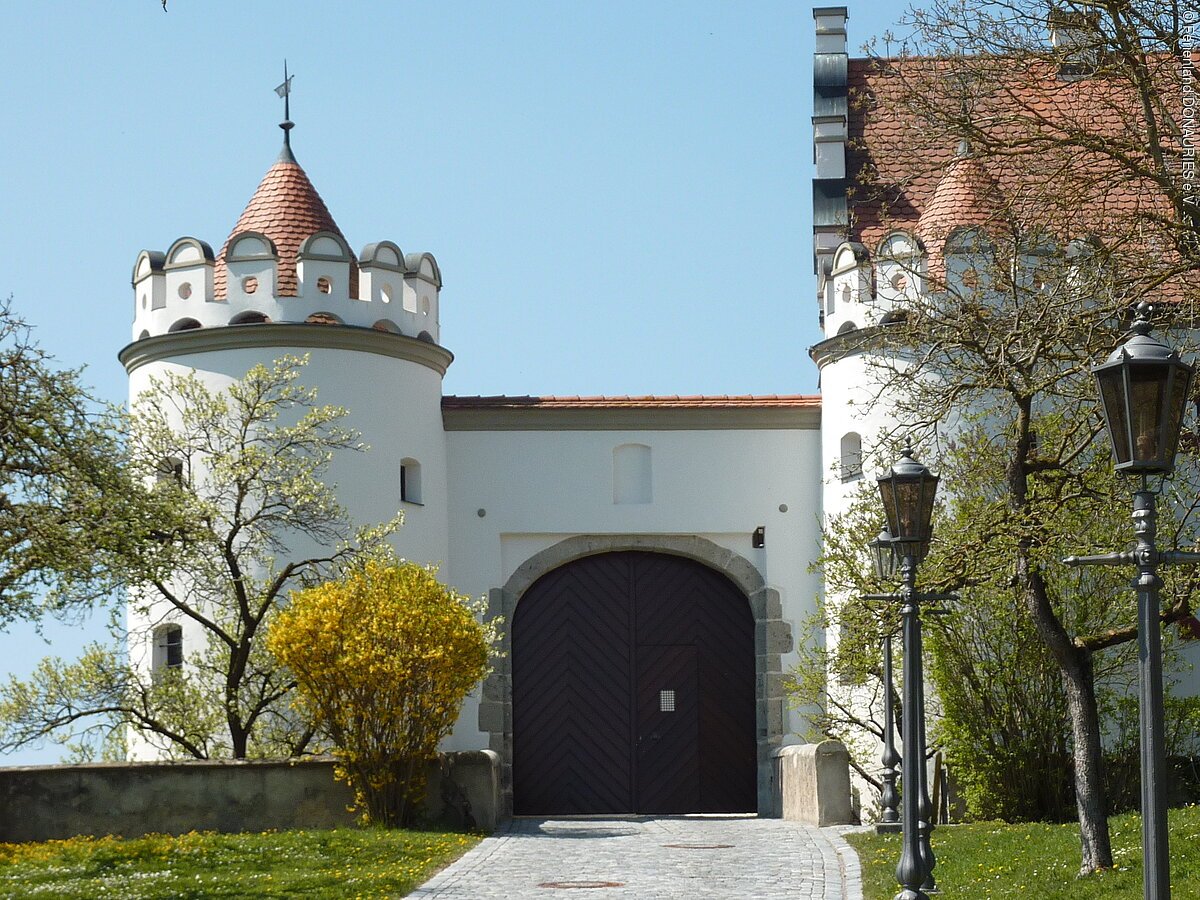 Das Eingangstor zum Schloss Alerheim