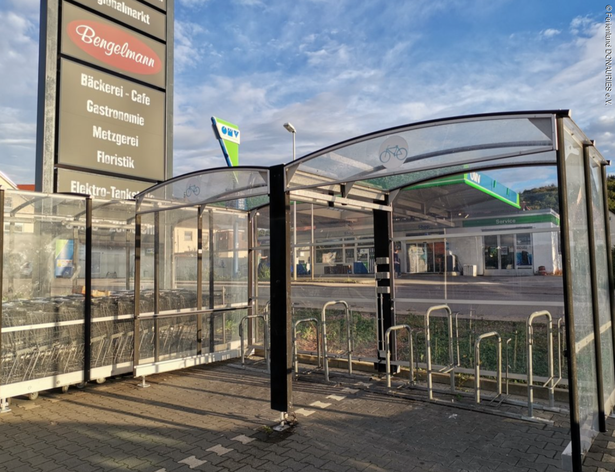 Eine überdachte Lade- und Abstellstation für Fahrräder in Lauchheim