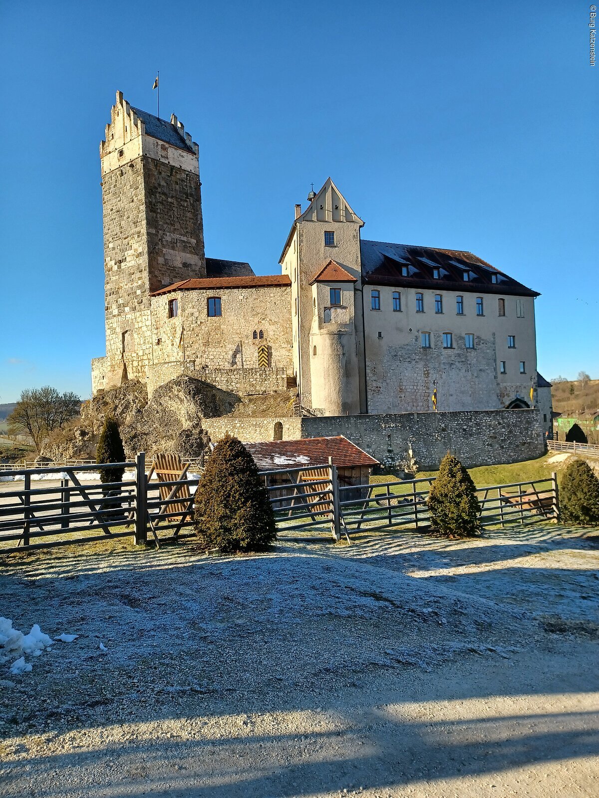 Außenansicht von Burg Katzenstein im Sonnenschein.
