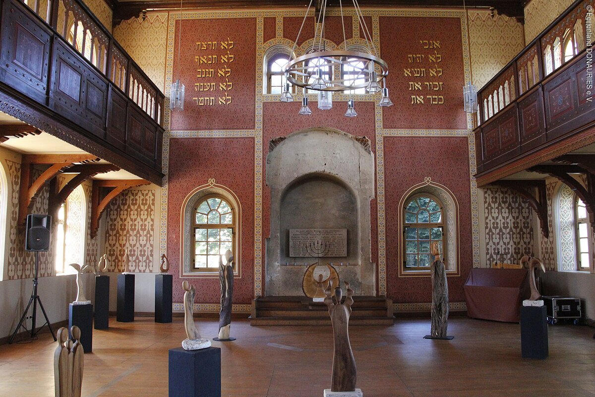 Blick in den Innenraum der ehemaligen Synagoge, in der Skulpturen ausgestellt sind