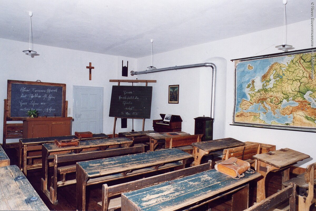 Klassenzimmer der Dorfschule in Enkingen Das Klassenzimmer mit seiner Schiefertafel und den alten Schulbänken in der Dorfschule in Enkingen