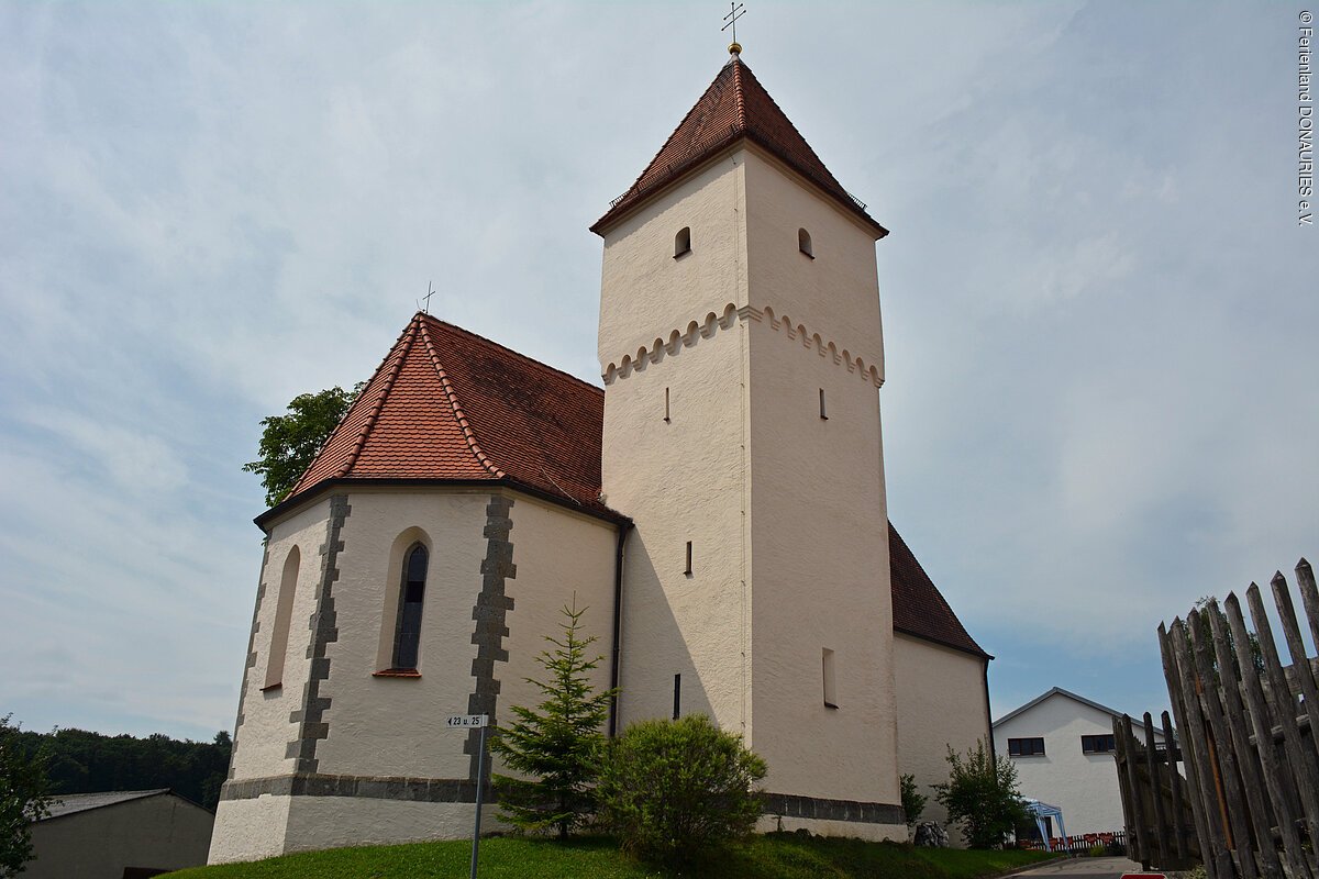 Außenansicht auf die Filialkirche St. Vitus und Rochus mit dem neben dem Kirchenschiff stehenden Kirchturm