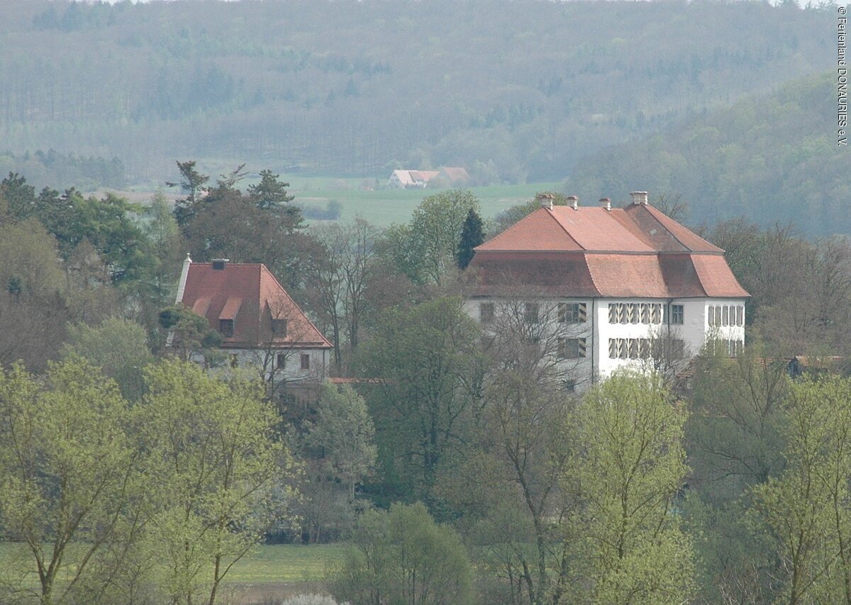 Die Gebäude von Schloss Lierheim aus der Ferne.