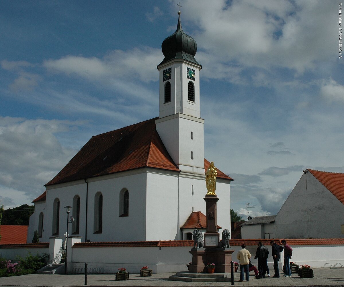 Pfarrkirche Mariä Himmelfahrt in Holzheim Blick auf die Pfarrkirche Mariä Himmelfahrt. Vor der Kirche steht die Mariensäule.