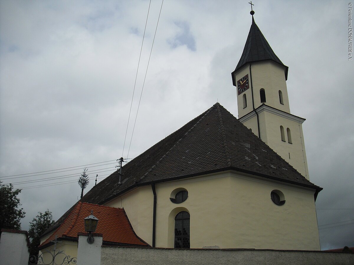 Außenansicht St. Johannes Baptist, Mündling Blick auf die Kirche St. Johannes Baptist