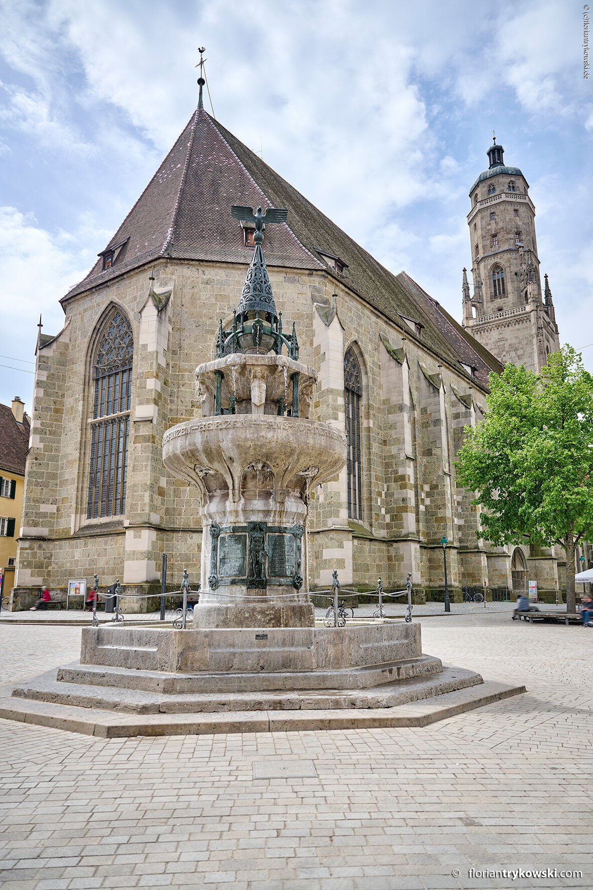 Der historische Kriegerbrunnen vor der St.-Georgskirche in Nördlingen.