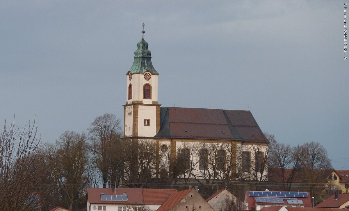 Außenansicht Pfarrkirche St. Martin, Unterschneidheim/Zipplingen Blick auf die etwas erhöht liegende Pfarrkirche St. Martin