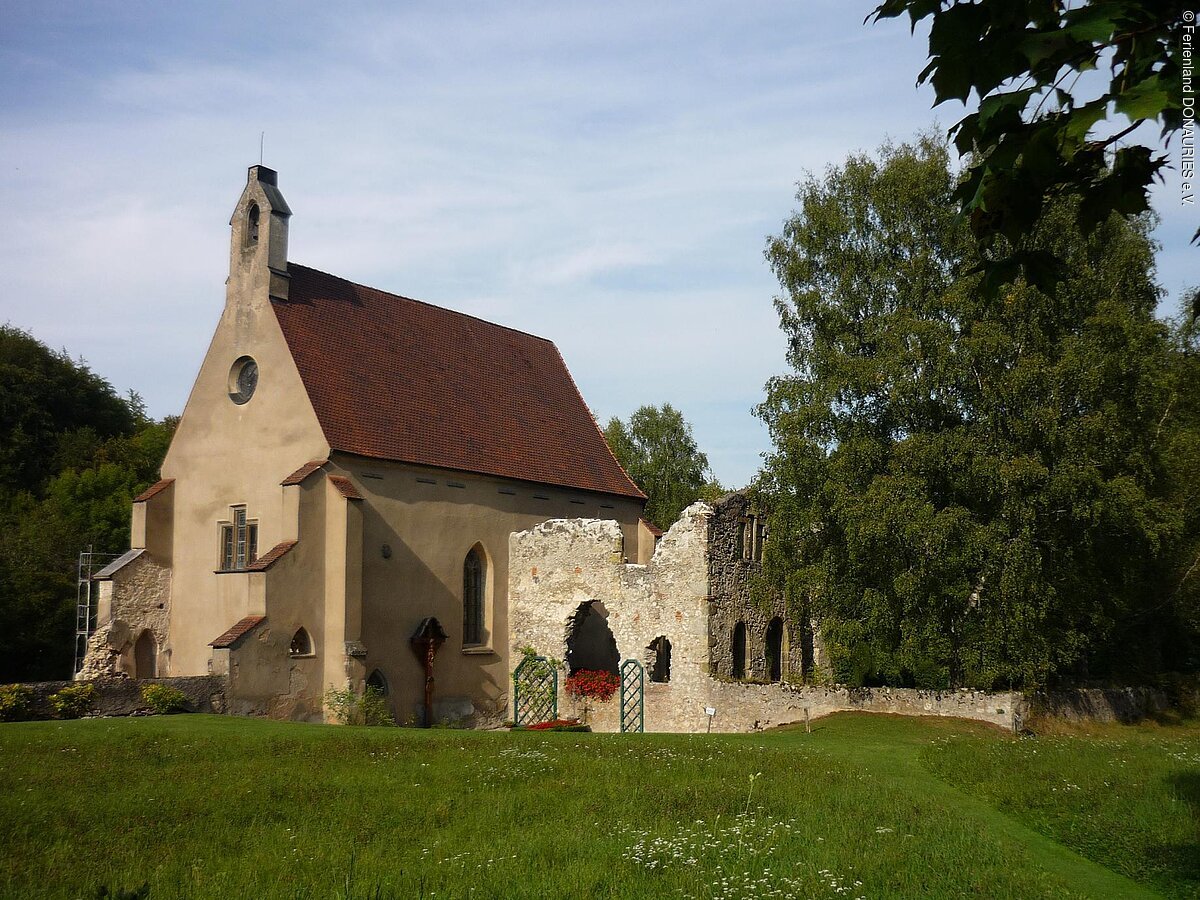 Blick auf die idyllisch gelegene Klosterruine mit Kirche St. Peter in Christgarten