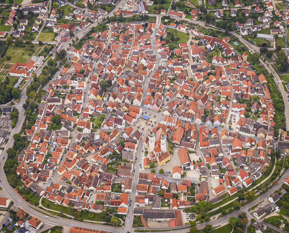 Ein Luftbild der Stadt Wemding an einem sonnigen klaren Tag.
