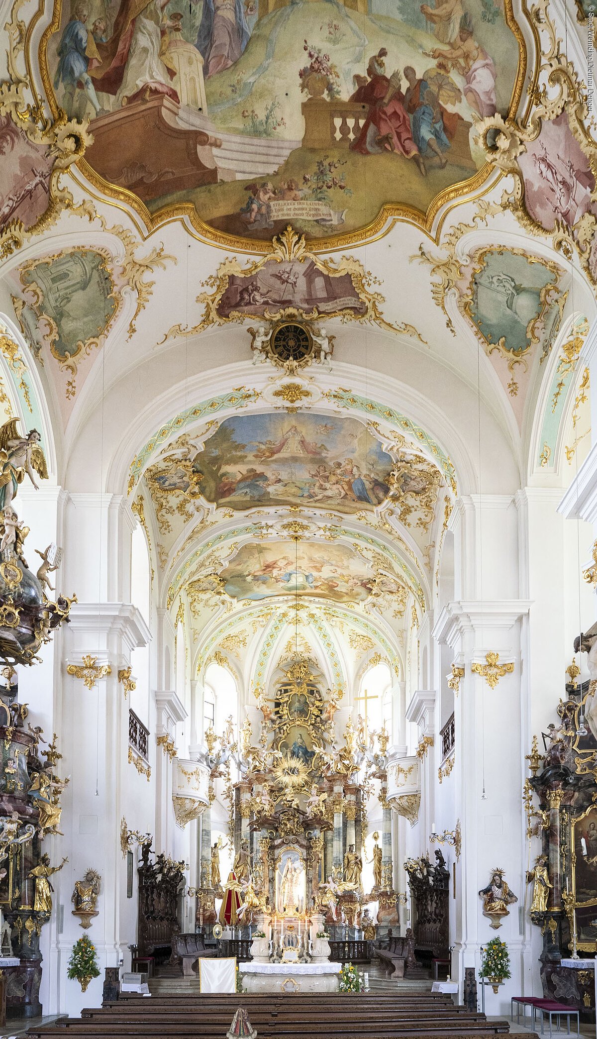 Innenraum mit Stuckdecke der Wallfahrtsbasilika Maria Brünnlein.