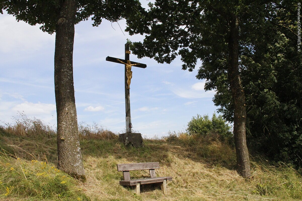 Der Kreuzberg mit Kreuz und Holzbank bei Thierhaupten