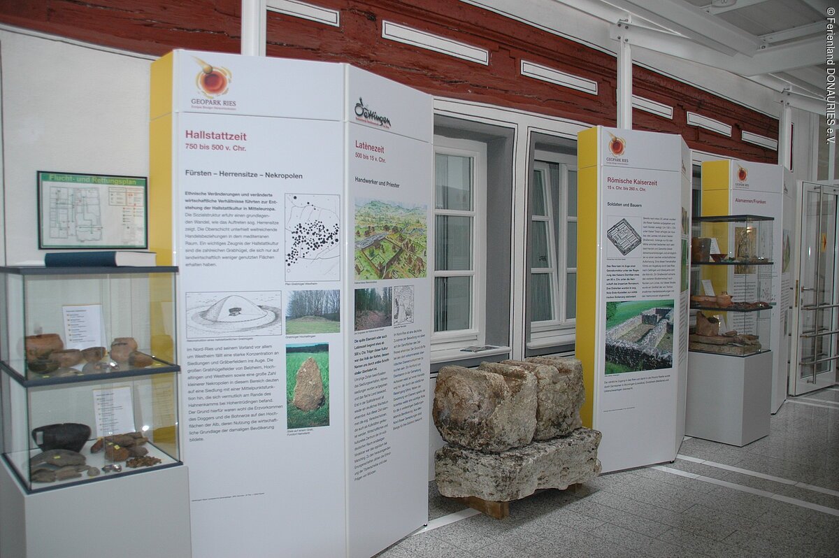 Infotafeln zur Hallstattzeit und zur Römischen Kaiserzeit sowie Vitrinen mit Fundstücken im Geopark Infozentrum in Oettingen